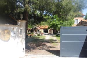 une porte de garage bleue devant une maison dans l'établissement L'effet mer, à Arles