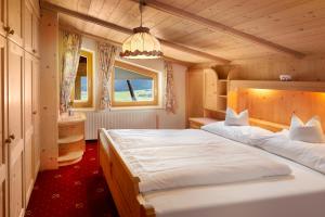 Postel nebo postele na pokoji v ubytování Hotel Gasthof Abelhof + 37 fotografií