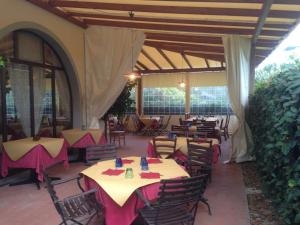 Airone Pisa Park Hotel tesisinde bir restoran veya yemek mekanı