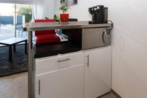eine Küche mit einer Theke und einer Kaffeemaschine in der Unterkunft Petit Cocon Cosy avec Terrasse in Gignac-la-Nerthe