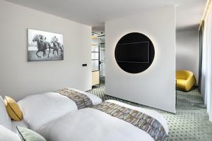 Sala de estar con 2 camas y espejo en B&B Chuchle Arena Praha en Praga