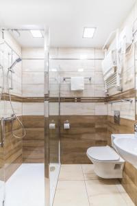 La salle de bains est pourvue d'une douche, de toilettes et d'un lavabo. dans l'établissement Hotel Doris, à Oborniki