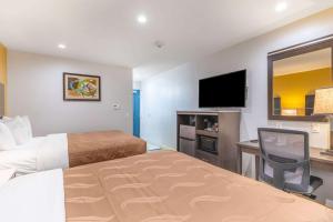 een hotelkamer met een bed en een flatscreen-tv bij Quality Inn Banning I-10 in Banning