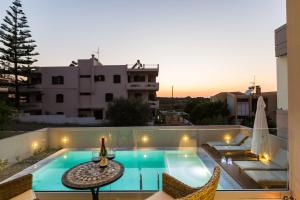 Bazén v ubytování Villa Amelia I Free 9 seater mini van & pool nebo v jeho okolí