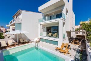 Villa Amelia I Free 8 seater mini van & pool في كالاثاس: فيلا مع مسبح ومنزل