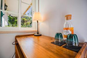 Принадлежности для чая и кофе в Buganvilias Do Meco Guest house
