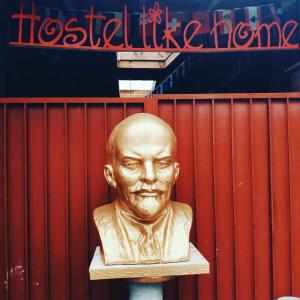 Eine Statue eines Mannes, der auf einem Regal sitzt. in der Unterkunft Like Home Hostel in Tiraspol