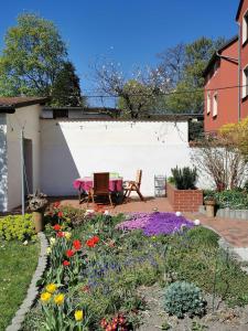 einen Garten mit einem Tisch und Blumen in der Unterkunft Ferienwohnung "Zur Kleinbahn" in Zittau