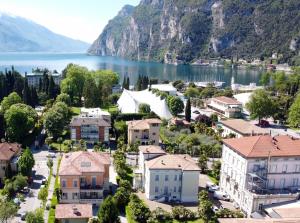eine Stadt mit See und Bergen im Hintergrund in der Unterkunft Villa Brunelli in Riva del Garda