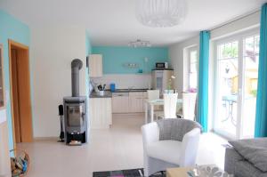 a living room with a kitchen with a stove in it at Ferienhaus Müritzbrise / EG-Appartement in Marienfelde