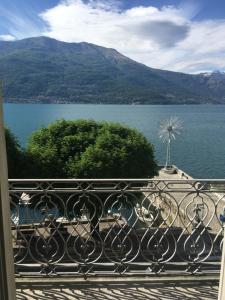 einen Balkon mit Blick auf einen Wasserkörper in der Unterkunft Romantic Laghée in Bellano