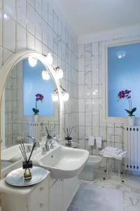 ein Badezimmer mit einem Waschbecken, 2 WCs und einer Badewanne in der Unterkunft Casa Bellevue in Neapel