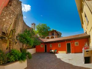 un patio de un edificio con paredes de color naranja en La Madrugada, en Malcesine