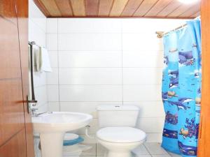 y baño con aseo y lavamanos. en Pousada Trevo Do Barbuda en Búzios