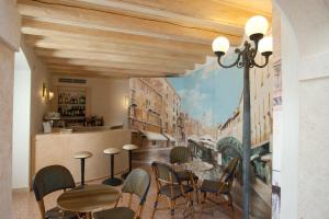 The lounge or bar area at Relais Fra' Lorenzo