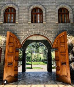una entrada a un edificio con 2 puertas de madera en Pousada Castello Benvenutti, en Bento Gonçalves