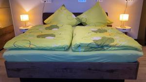 - un lit avec 2 oreillers et 2 lampes dans l'établissement Stadtvilla Intzeplatz - Apartment Borkum, à Remscheid