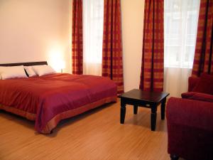 A bed or beds in a room at La Scala Apartments