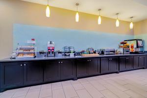 un mostrador largo en un restaurante con comida. en La Quinta by Wyndham DFW Airport West - Bedford, en Bedford