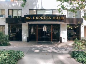 un cartello del Sig. Express Hotel di fronte a un edificio di MR Express (ex Hotel Neruda Express) a Santiago