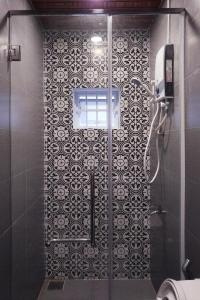 y baño con cabina de ducha y aseo. en Quynh's Homestay en Tuy Hoa