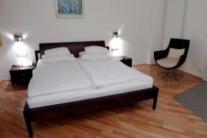 A bed or beds in a room at La Scala Apartments