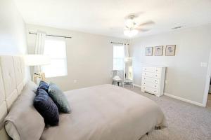 A bed or beds in a room at Fresh Farmhaus by Design in Augusta