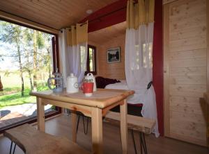 een tafel in een kamer met een bed en een raam bij Le camp du fauconnier in La Pommeraie-sur-Sèvre