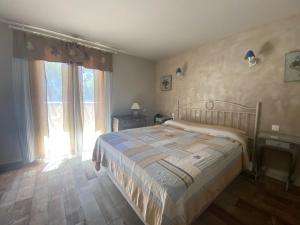 Voodi või voodid majutusasutuse Les Sables d'Ocre & SPA toas