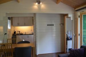 A kitchen or kitchenette at Chalet t Kla-viertje