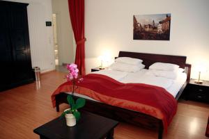 A bed or beds in a room at La Scala Apartments