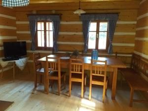 - une salle à manger avec une table et des chaises en bois dans l'établissement Roubenka Telecí, à Telecí