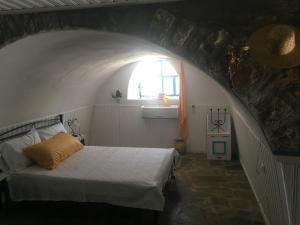um quarto com uma cama, uma janela e um lavatório em Lagadi 1860 em Trakhíla