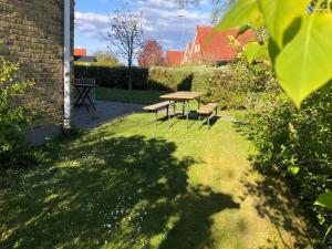 Un jardín fuera de HEMMET Simrishamns vandrarhem och B&B