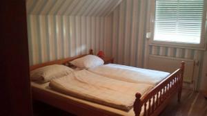 ヴェルドゥムにあるFerienhaus Sonnenschein Heykenの窓のある大きなベッドのある寝室