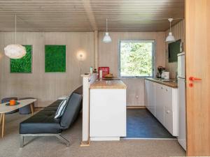 cocina y sala de estar con sofá y mesa en 6 person holiday home in R m, en Bolilmark