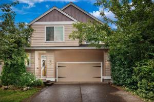 una casa con garaje en The 229, en Orenco
