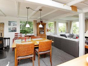 Asnæsにある4 person holiday home in Asn sのリビングルーム(テーブル、椅子、ソファ付)
