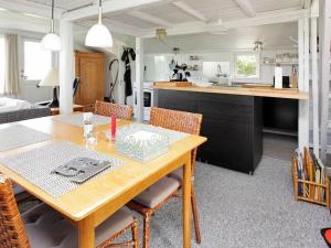 Asnæsにある4 person holiday home in Asn sのキッチン、ダイニングルーム(木製のテーブルと椅子付)