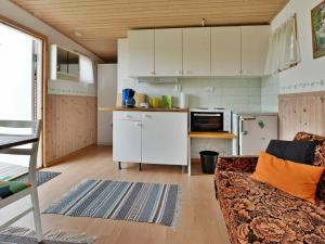 ファルケンベリにあるHoliday home in Falkenberg 1のリビングルーム(ソファ付)、キッチン