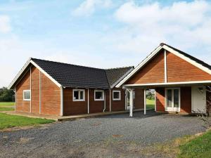 Το κτήριο όπου στεγάζεται  η παραθεριστική κατοικία