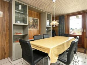 - une salle à manger avec une table et des chaises dans l'établissement 6 person holiday home in R m, à Lakolk
