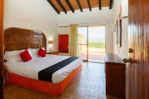 Un pat sau paturi într-o cameră la Hotel Plaza Tucanes