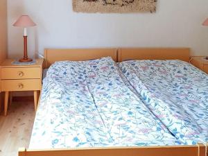 Two-Bedroom Holiday home in Vistdal tesisinde bir odada yatak veya yataklar