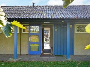Neksøにある4 person holiday home in Nexの青い扉とポーチのある家