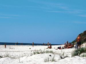 Neksøにある4 person holiday home in Nexの浜辺に座る人々