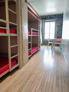 Cama ou camas em um quarto em Alt Hostel