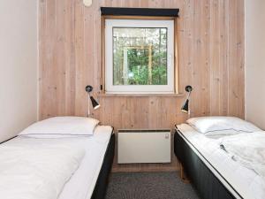 ホにある12 person holiday home in Bl vandの窓付きの部屋 ベッド2台