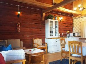 Il comprend un salon avec un canapé et une cuisine. dans l'établissement Holiday home ÖDESHÖG, à Ödeshög