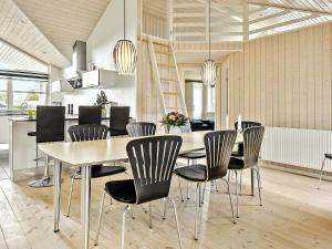 uma sala de jantar com mesa e cadeiras em Holiday home Hadsund XLIX em Sønder Hurup